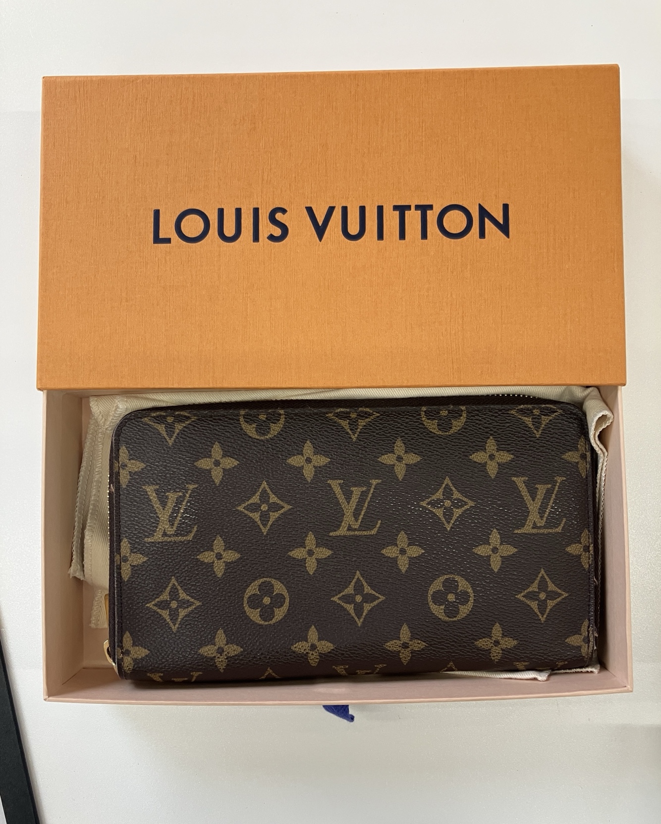 VUITTON 財布