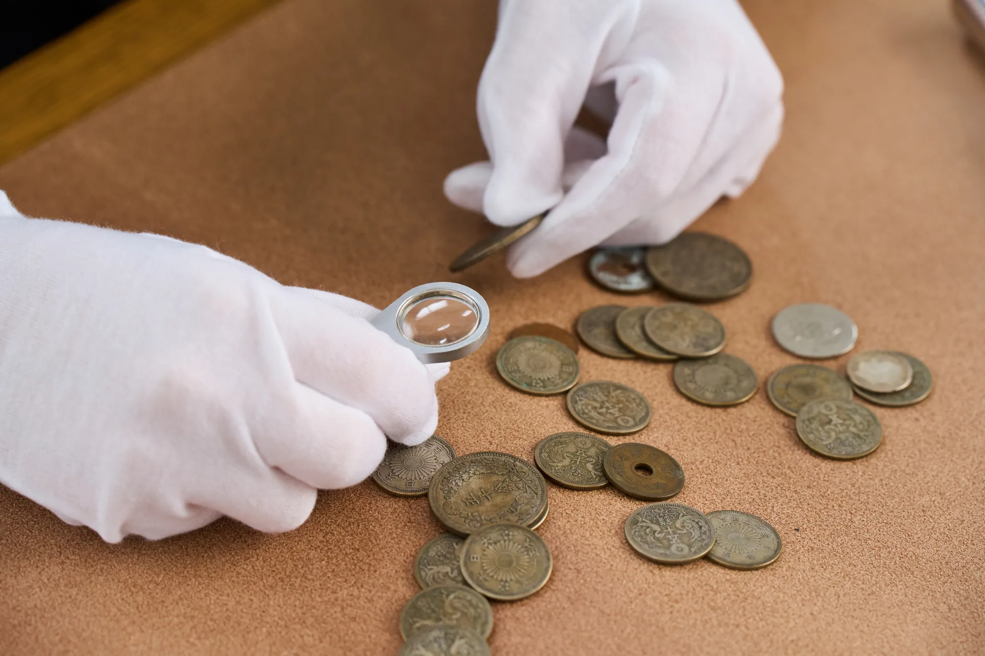 記念硬貨・古銭は額面以上で売れる？使う前に確認したい種類・素材・状態